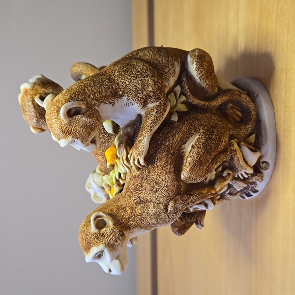 Harmony Kingdom "Family Reunion" Monkeys. Zookeepers Series - Picture 2 of 12